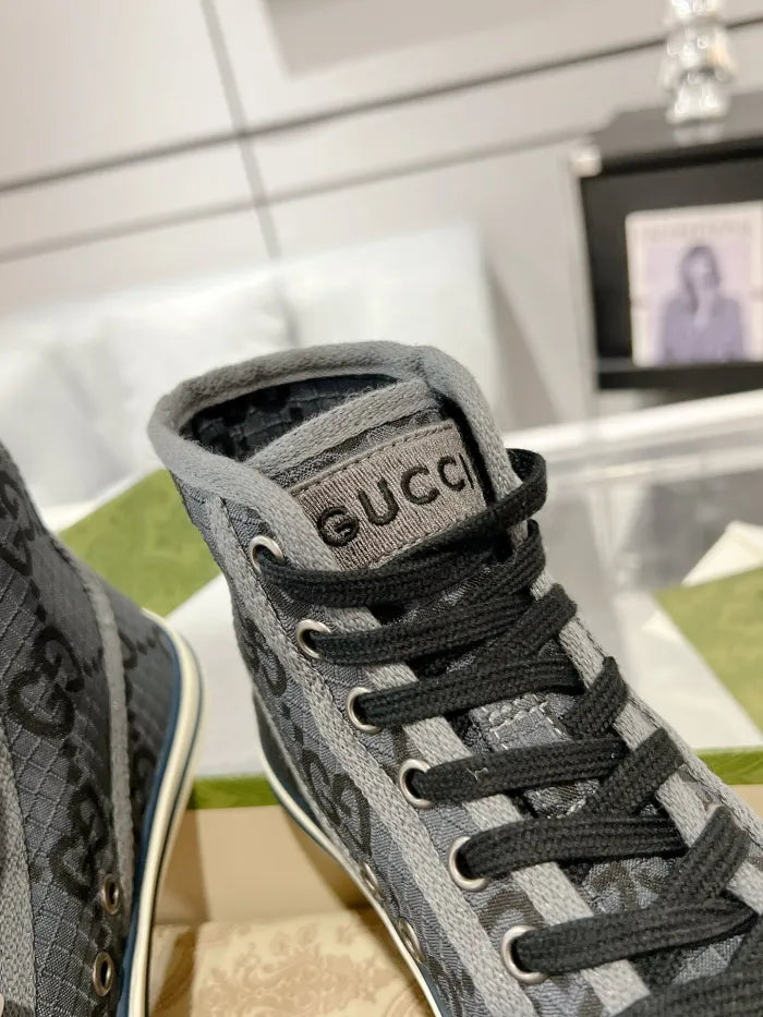SNEAKERS 25