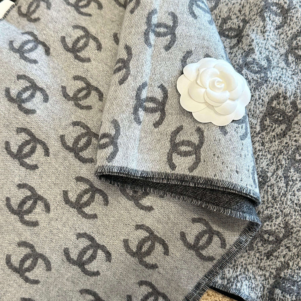 Light gray double ring texture three-dimensional flower decoration knitted shawl
