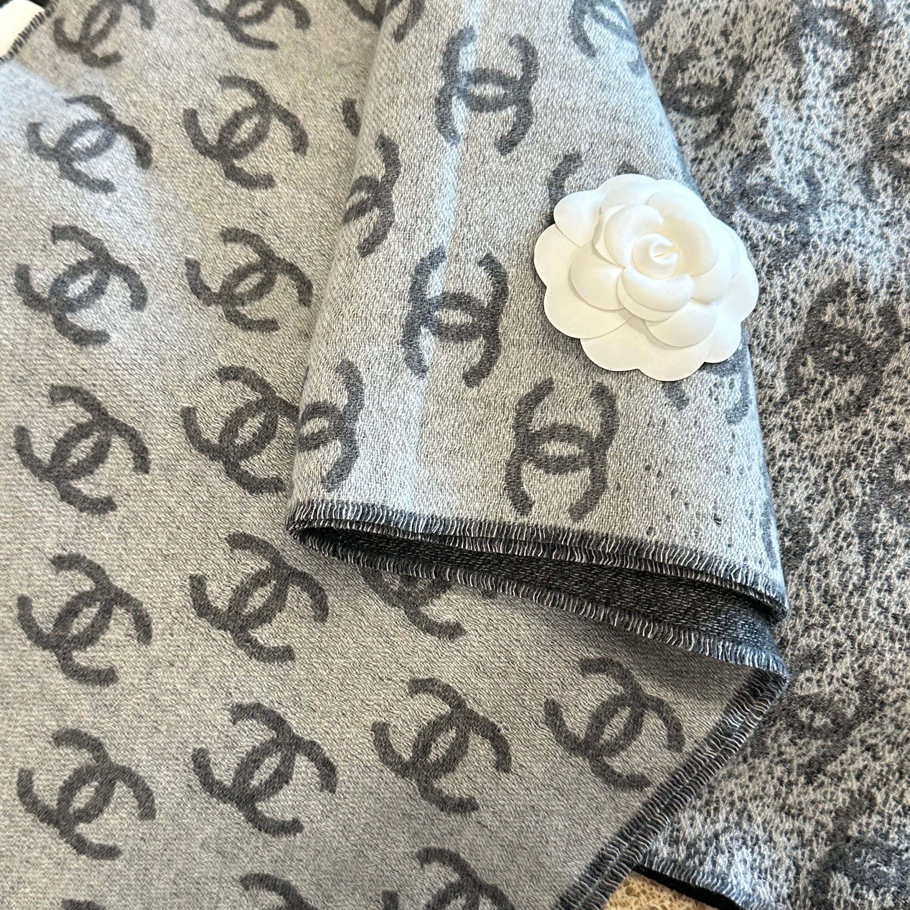 Light gray double ring texture three-dimensional flower decoration knitted shawl
