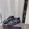 V - SNEAKERS