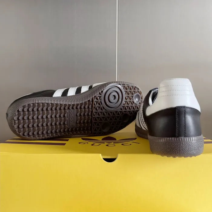SNEAKERS 11