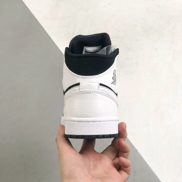 N - SNEAKERS
