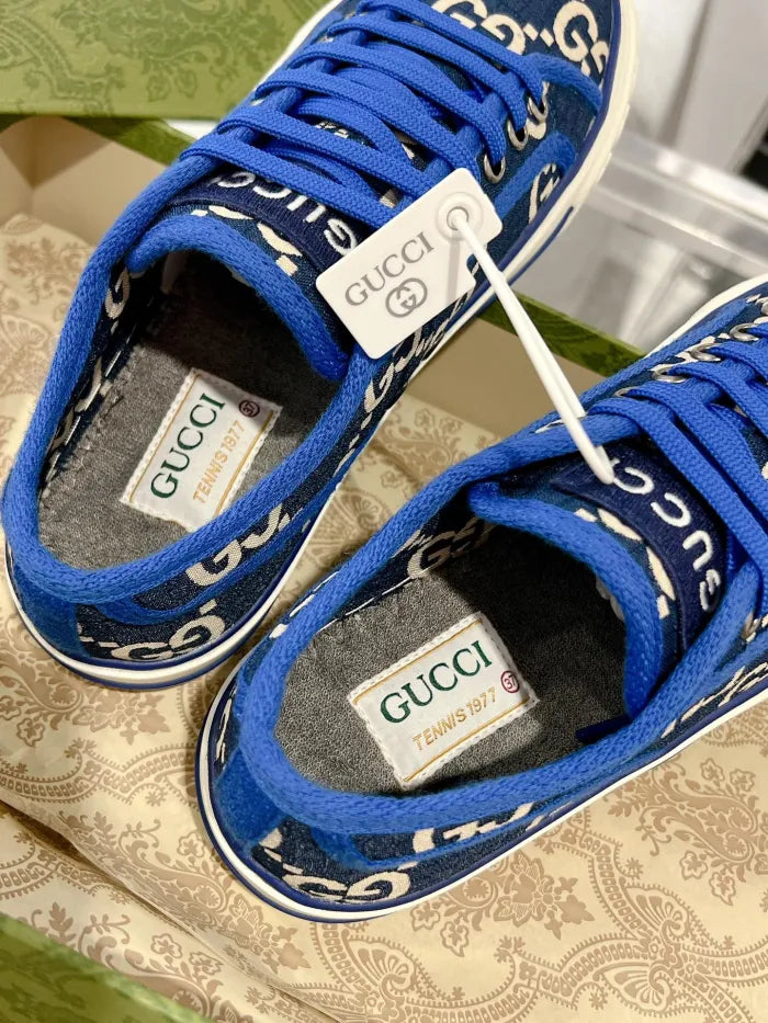 SNEAKERS 09