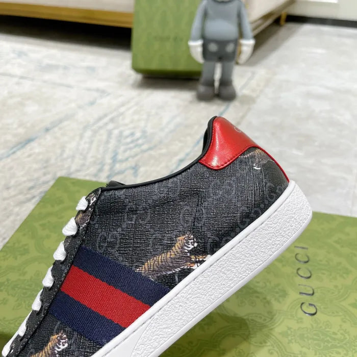 SNEAKERS 16