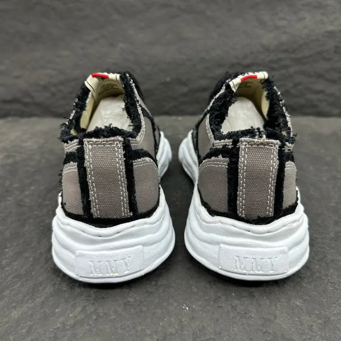 A - SNEAKERS