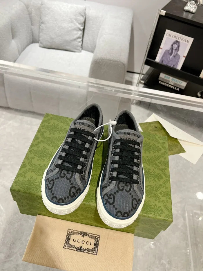 SNEAKERS 22