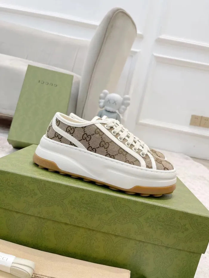 SNEAKERS 28