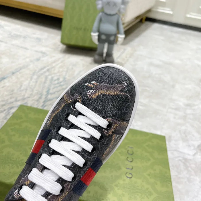 SNEAKERS 16