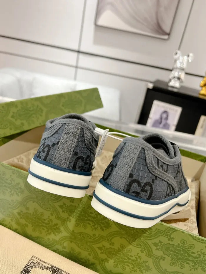 SNEAKERS 22